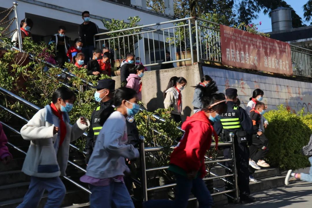 这个“六一”,真“警”彩!