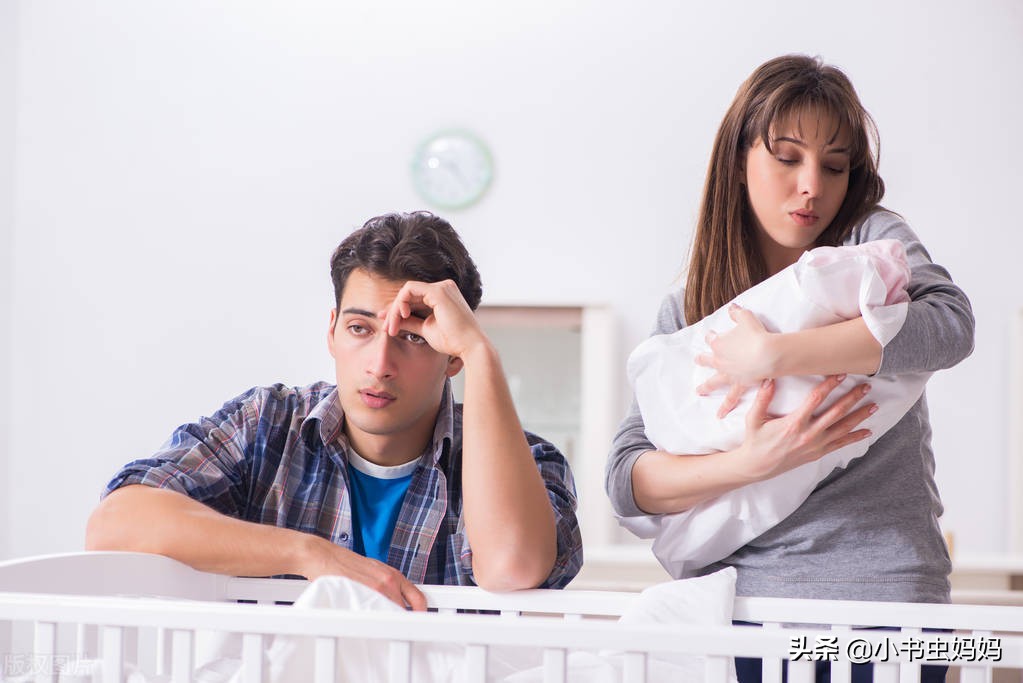 新生儿第一个月乖第二个月哭闹,一个月内的新生儿哭闹怎么办