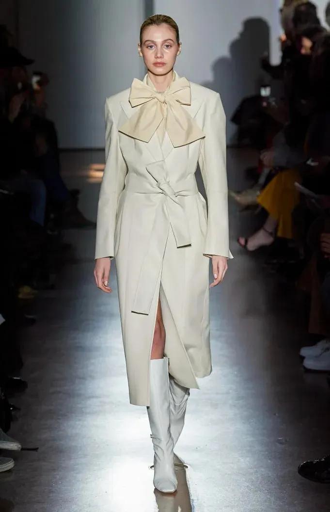 2022流行秋季女装新款穿搭高级,2023年冬季女装流行趋势与流行色