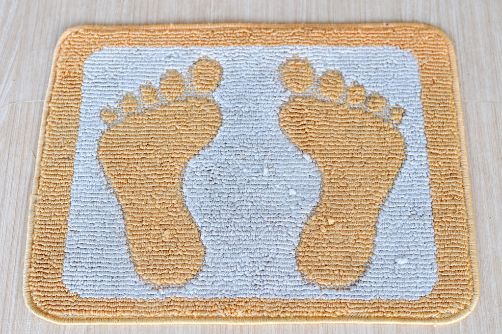 家里的门垫有讲究吗,门垫应该放在门外还是室内