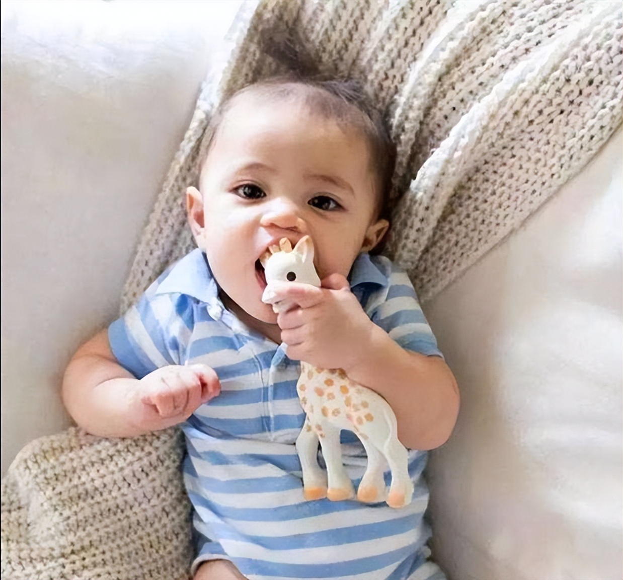 宝宝爱吃手指要不要管,一岁宝宝爱吃手指要不要管