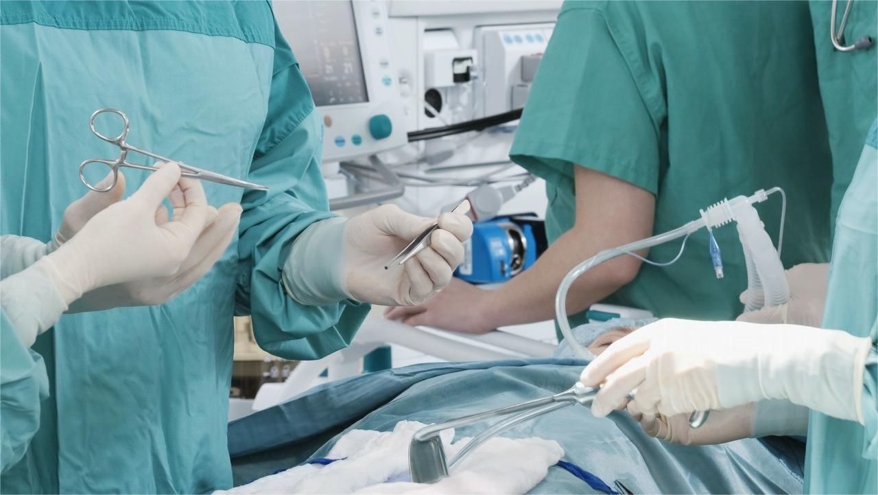 老人子宫掉出体外怎么治疗,62岁老人子宫掉下来