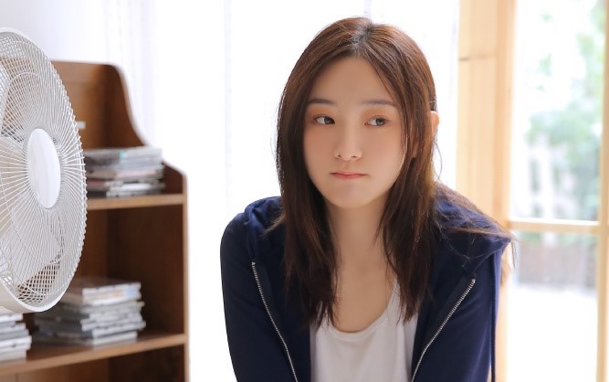 咋样安慰女生不开心,怎么和女生说不会哄女孩子