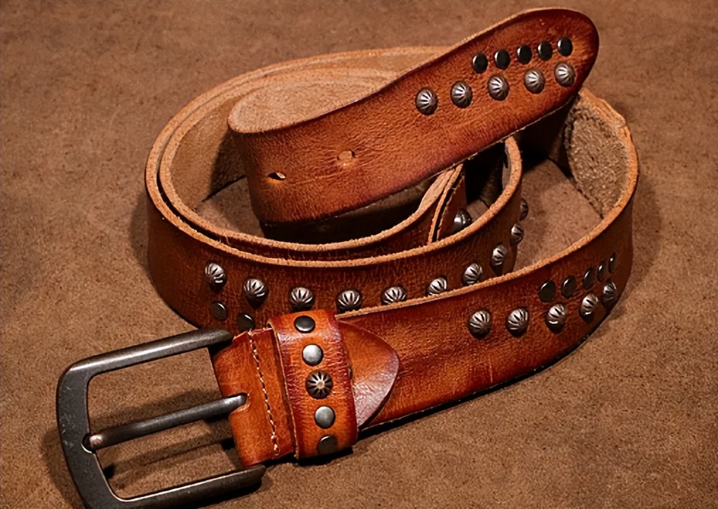 地摊上老式的现割牛皮带,地摊现割牛皮