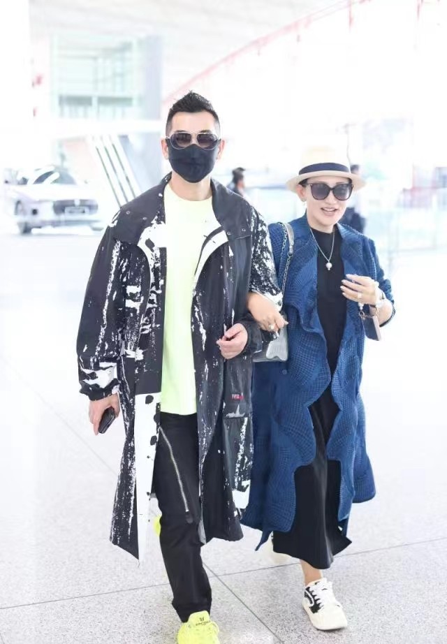 赵文卓陪老婆逛街,赵文卓妻子带儿女现身机场