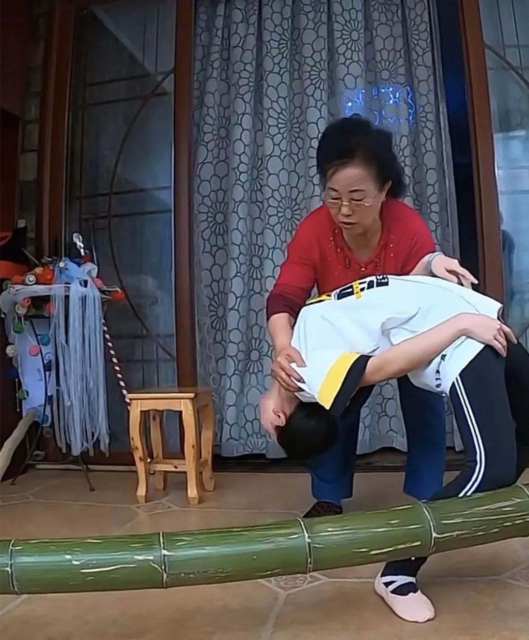 贵州女孩轻功水上漂,贵州女孩练水上漂