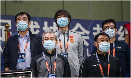 李铁“头真铁”，被爆两个老婆，英国有私生子，看来海参没少吃