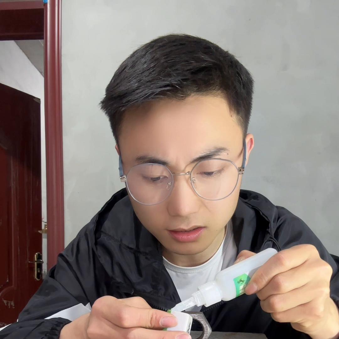 这个胶水真的这么牛吗？这个视频你看完就知道了我必须打...