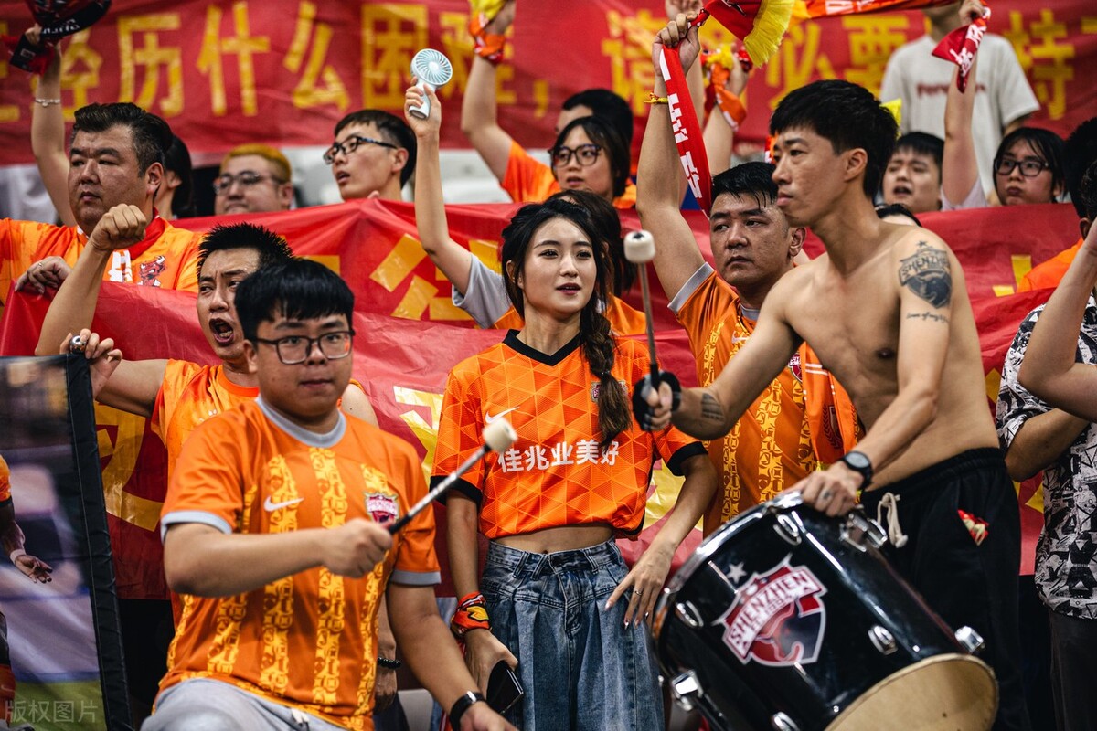 中国足球女球迷惊艳全场,足球看台漂亮的女球迷