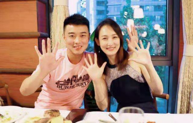 王皓妻子闫博雅与男舞伴共舞,王皓妻子闫博雅热舞后续