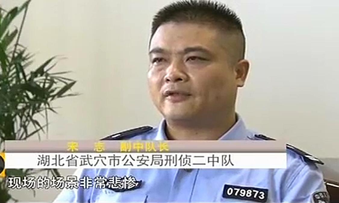 男子杀害前妻后本想*焚自**，结果烧到裆部受不了，跳进水中成功自救