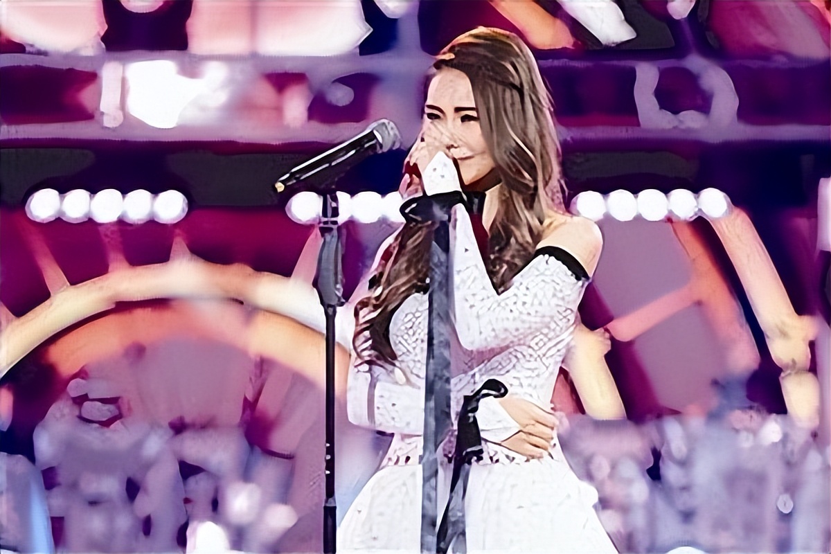 昆凌回应与侯佩岑撞彩虹图,昆凌暗讽侯佩岑