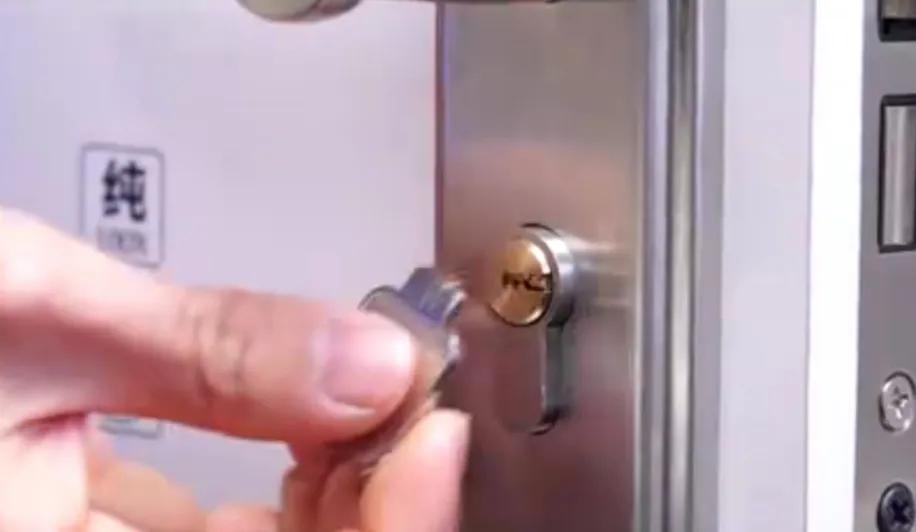 开锁不小心钥匙断了怎么办,防盗门钥匙拔不出来怎样取锁芯