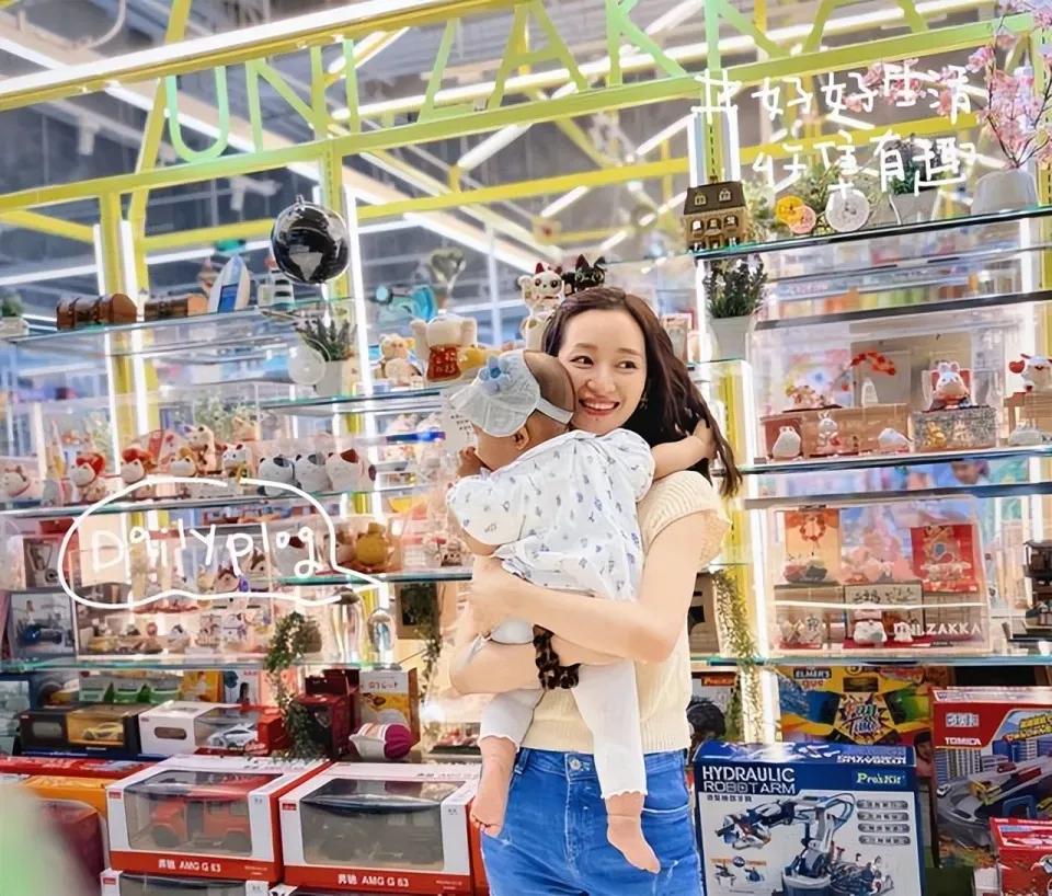 王治郅穿军装与现任妻子照片,追风少年王治郅