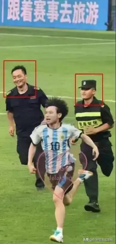 球迷冲进球场和大马丁击掌,球迷冲进球场和大马丁击掌图片