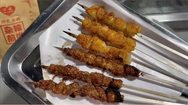 假期被大鱼大肉“齁”到了？快来小吃街换换口味吧