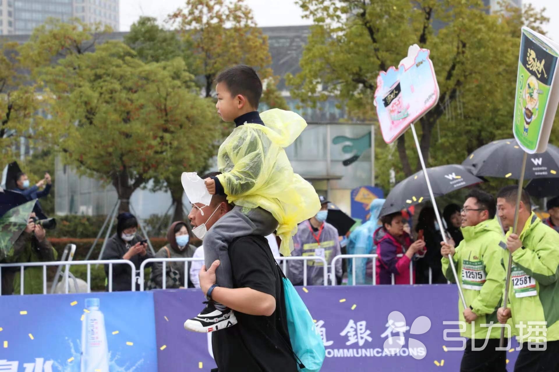 12岁“金马”雨中开跑3万人重燃城市热情