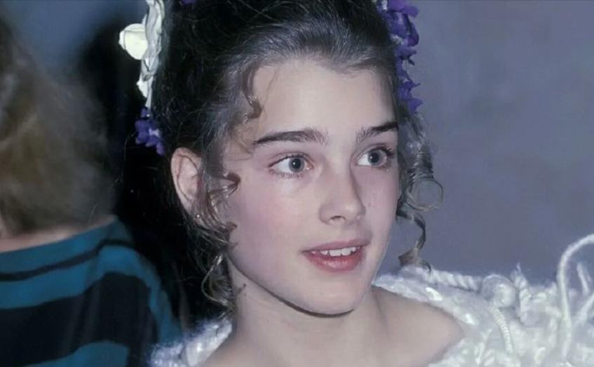 10岁她赤身露体，20岁又声称自己还是处女，“美国舒淇”裸照丑闻