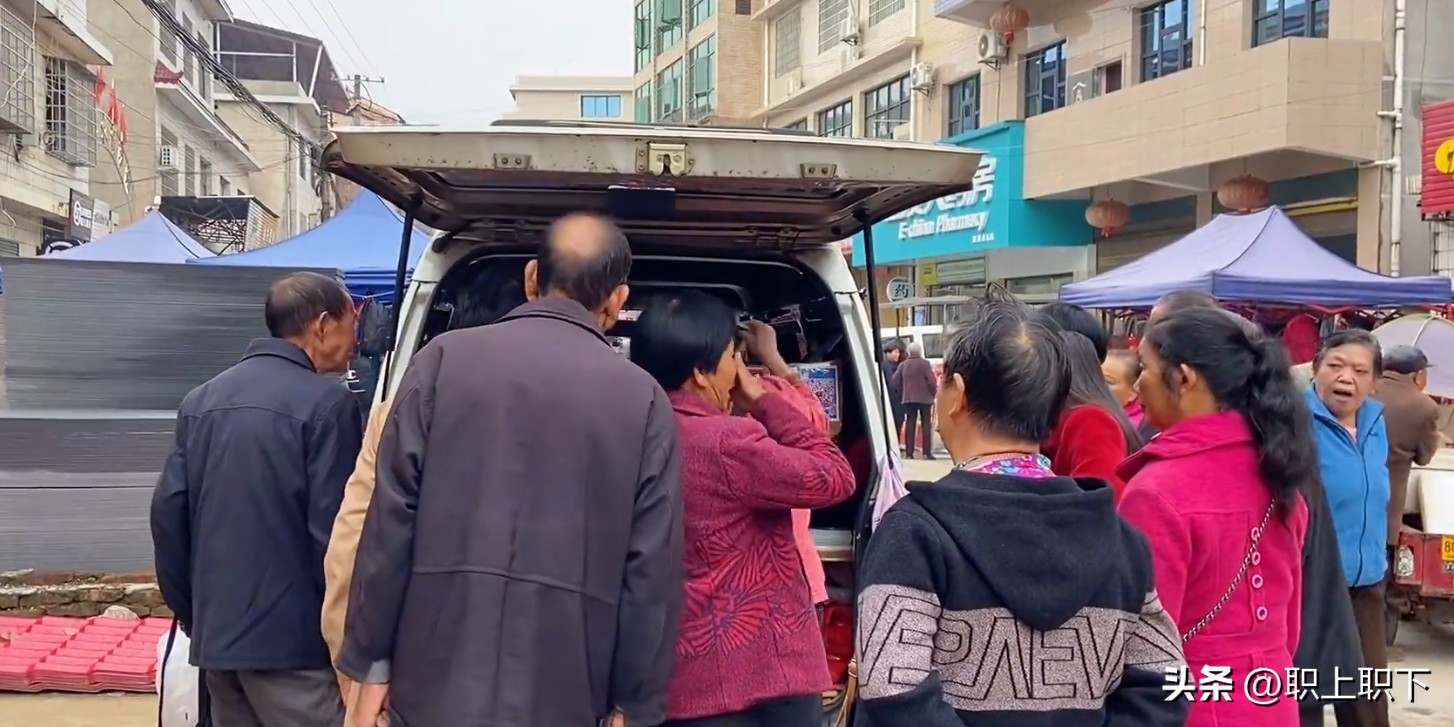 湖南邵阳夫妇在乡场镇给老人拍照月入过万,农村创业有五个风口