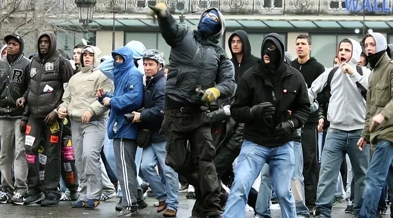 法国骚乱中国公民遇袭,法国士兵卢浮宫外遭持刀袭击