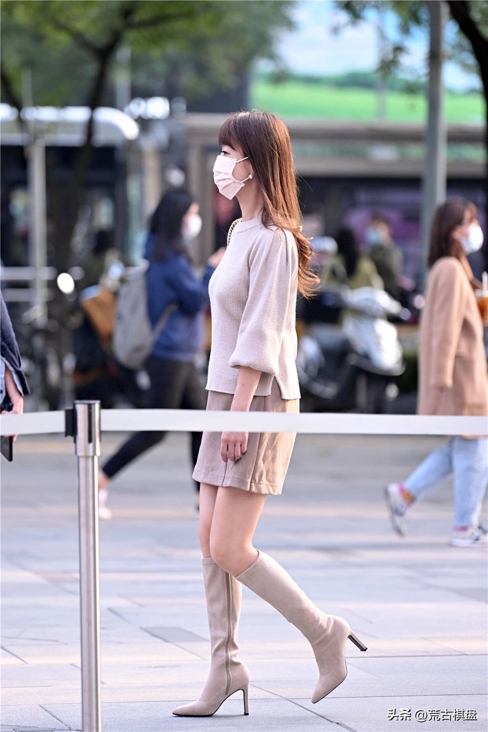 细跟过膝长靴怎么搭配,细跟尖头长靴子怎么搭配好看