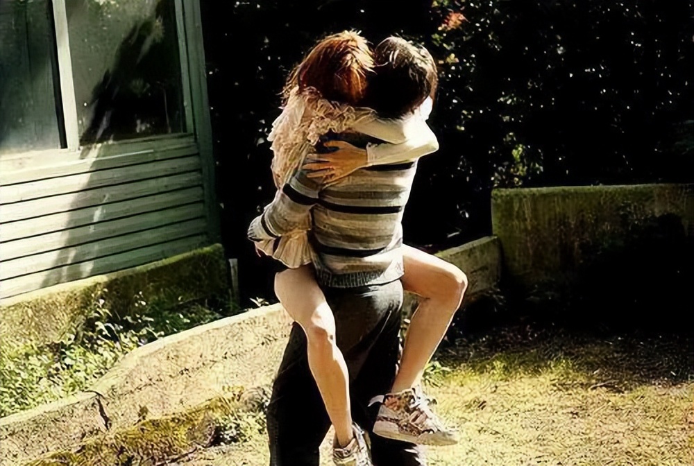 丈夫埋怨妻子买衣服太多后续,老公给妻子买内衣内裤