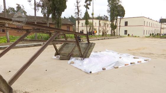 篮球架受伤男孩,痛心5岁男童因高空抛物被砸身亡