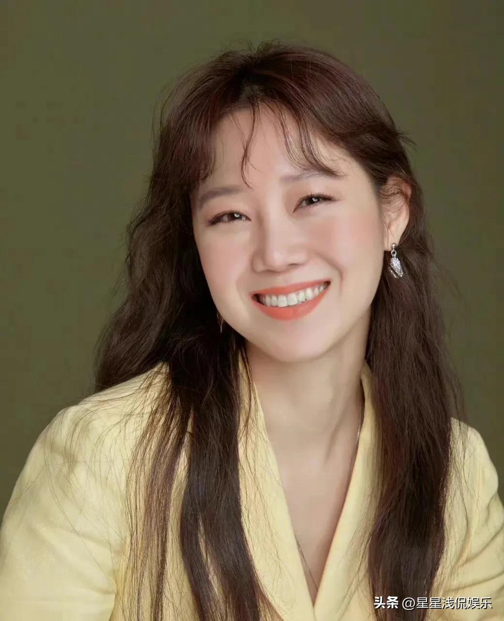 孔孝真同款婚礼婚纱照,孔孝真现身机场