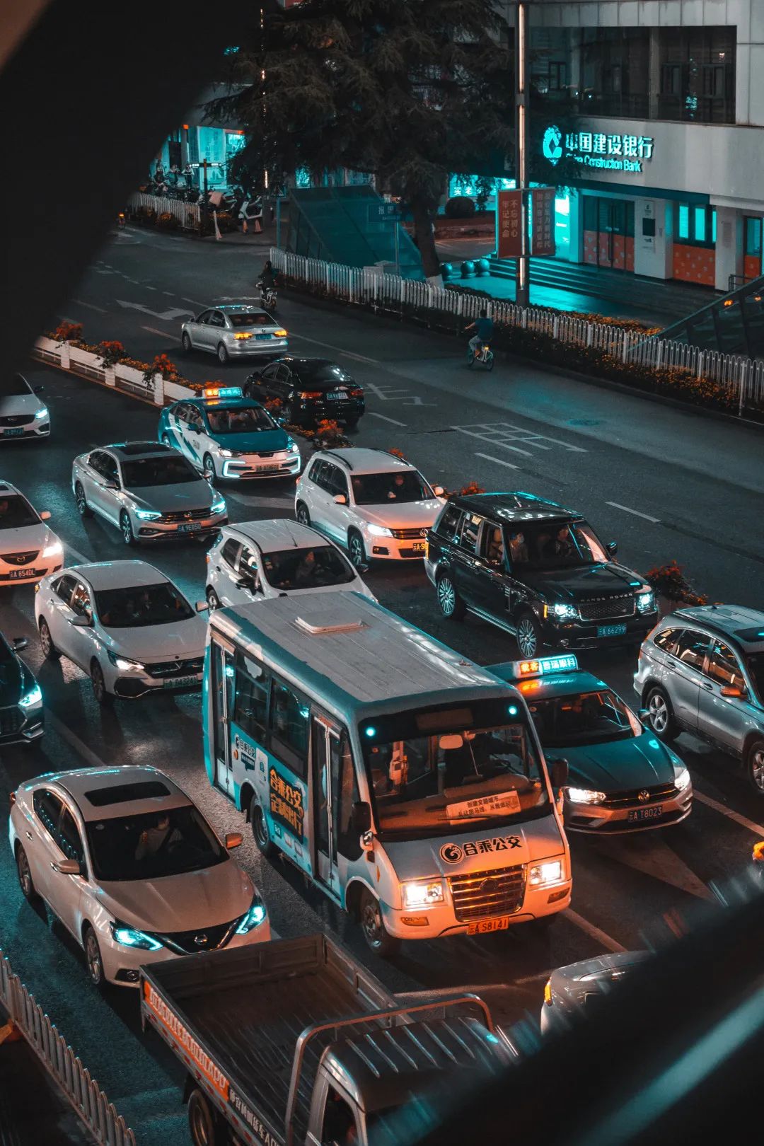 工资5000贷款70w累不,工资5000车贷3000累吗