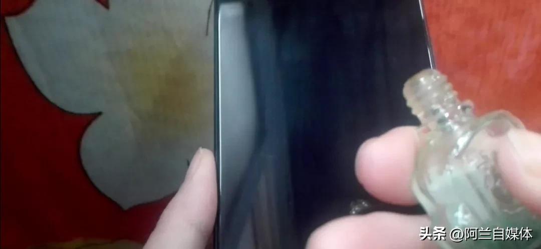 手机屏幕脏了怎么办不用眼镜布,手机屏幕脏东西擦不掉怎么处理