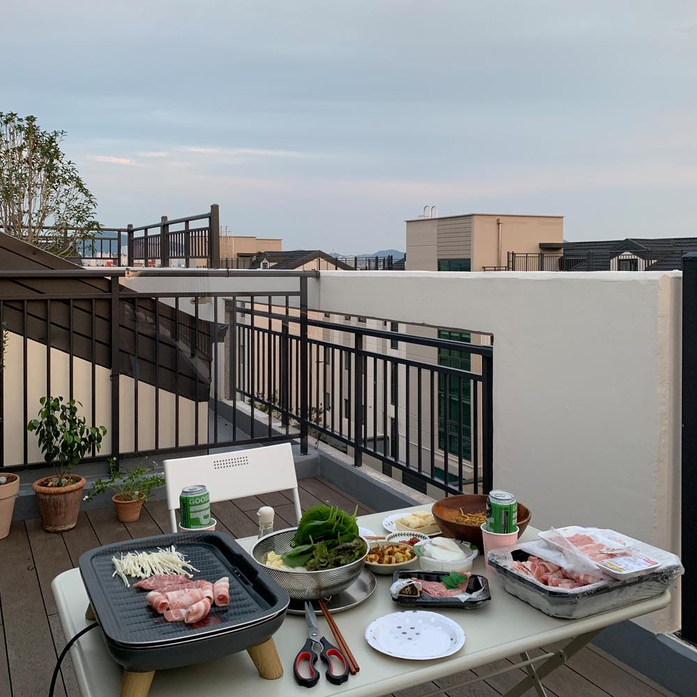 封闭阳台晾衣服养花如何布置,既能养花又可以封的阳台