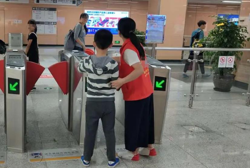 儿童乘火车按身高还是按年龄购票,儿童乘坐火车购票最新标准