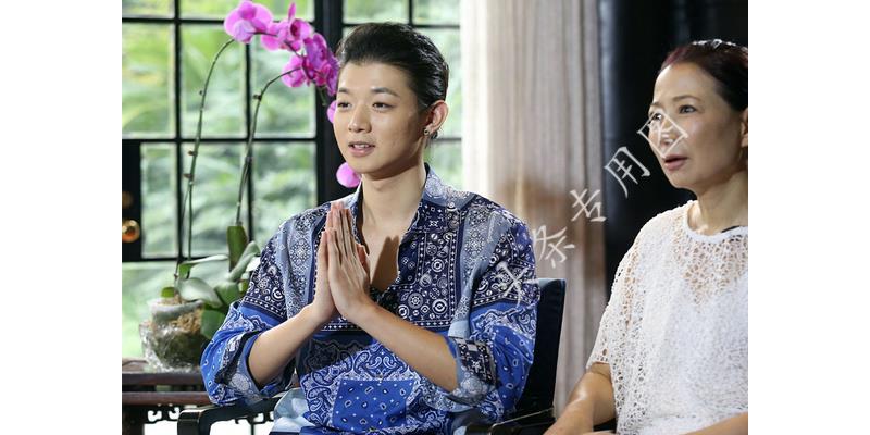 我坐月子,母亲说摔伤腿不能来,出月子后去娘家,见到母亲我愣住