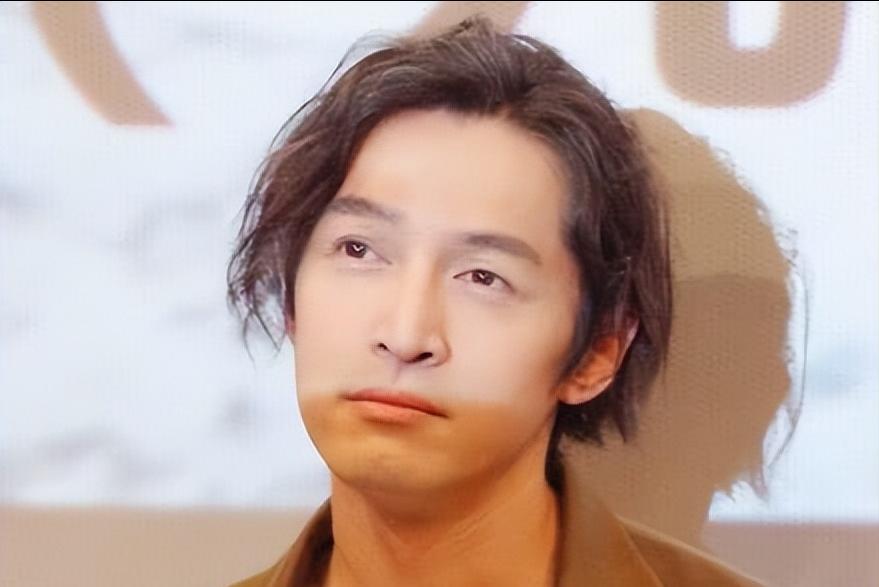 男生发际线两边秃怎么快速调理,适合额头大发际线高脑门秃的发型