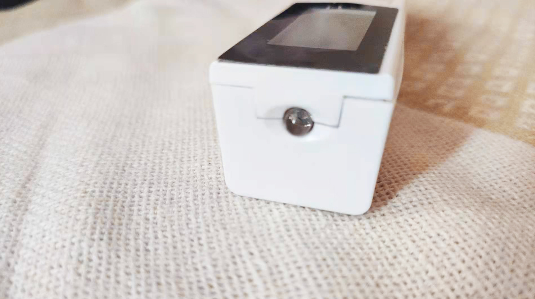 面条型设计外观独特，这款美的遥控器，简洁机身通用多款空调