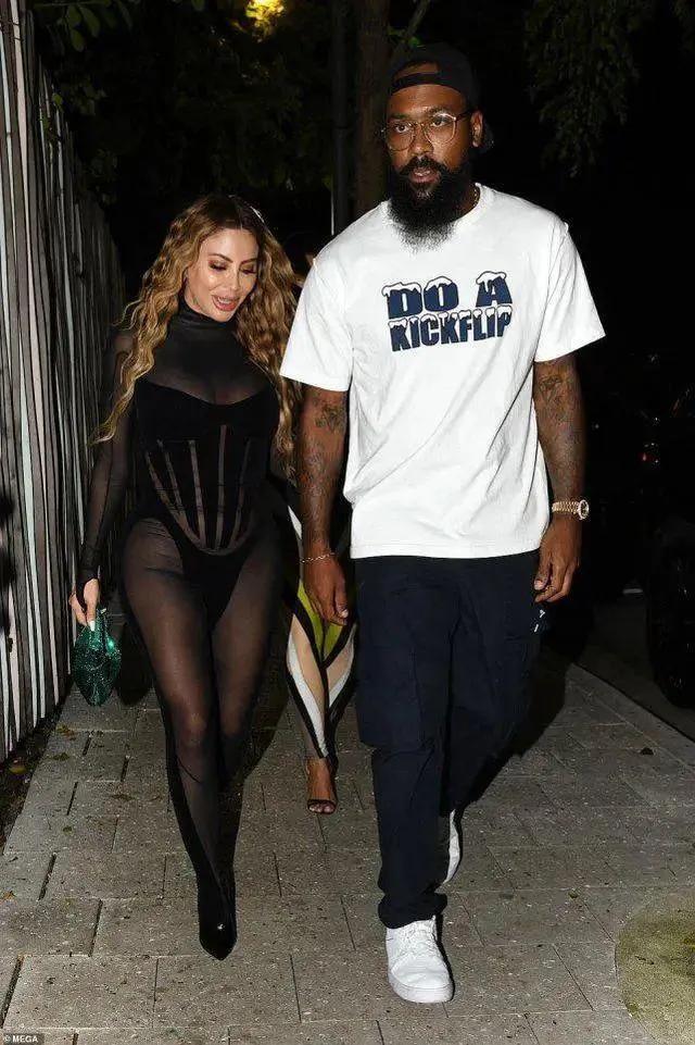 48岁拉尔萨放飞自我！着透明装夜会小17岁乔丹儿子，尽力展示身材