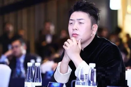 24年来守护着4个兄妹,最后却一个都留不住,何炅老了,都结束了