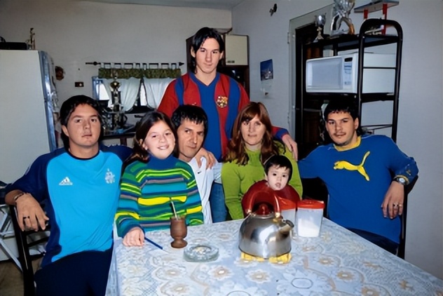 梅西获得金球奖c罗握手梅西,梅西工资卡给老婆