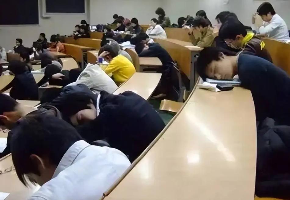 未成年“奶头乐”现象蔓延，荒废学业在家啃老，成为荷尔蒙的奴隶