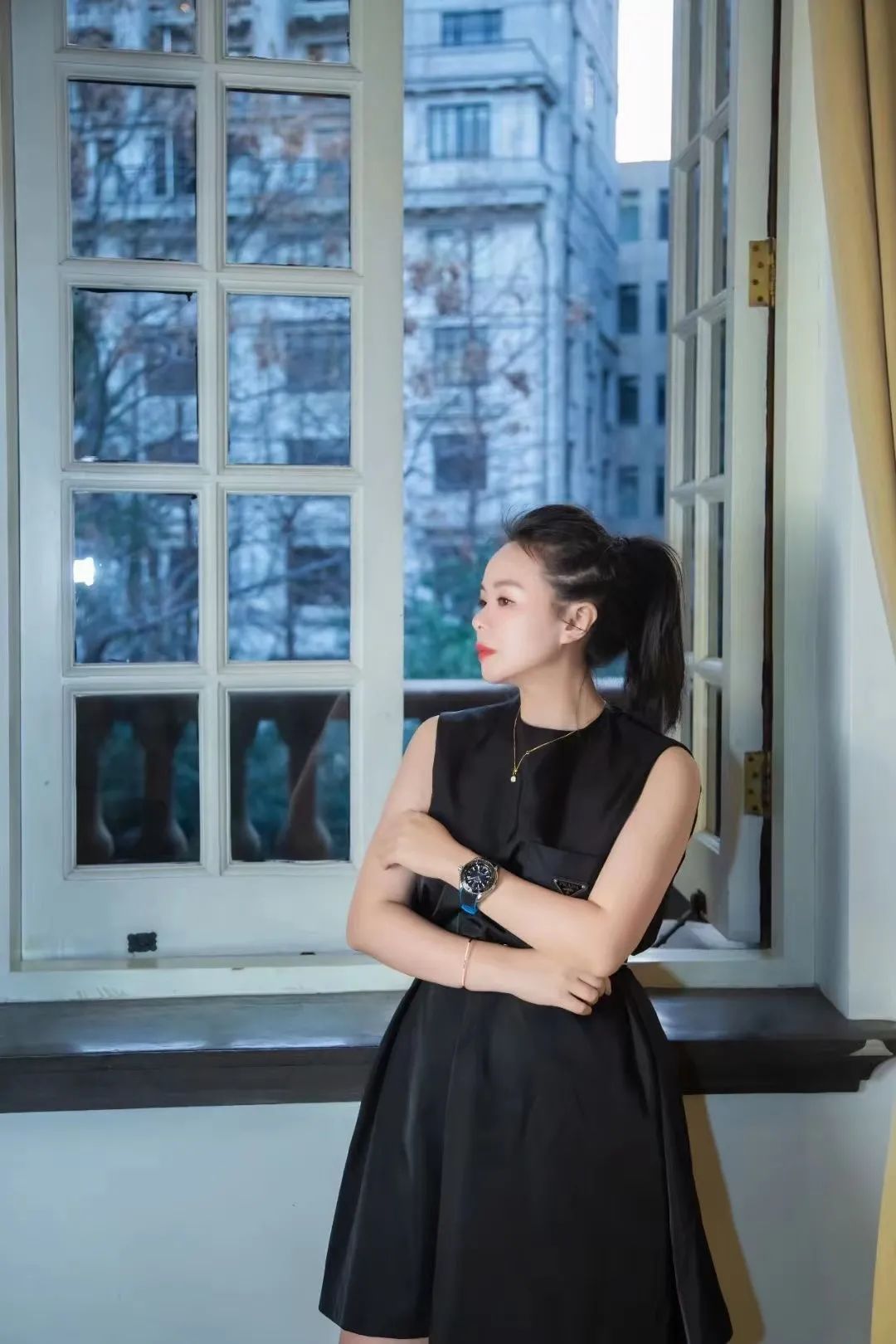 孟晚舟穿的白色连衣裙是什么品牌,孟晚舟同款连衣裙大码