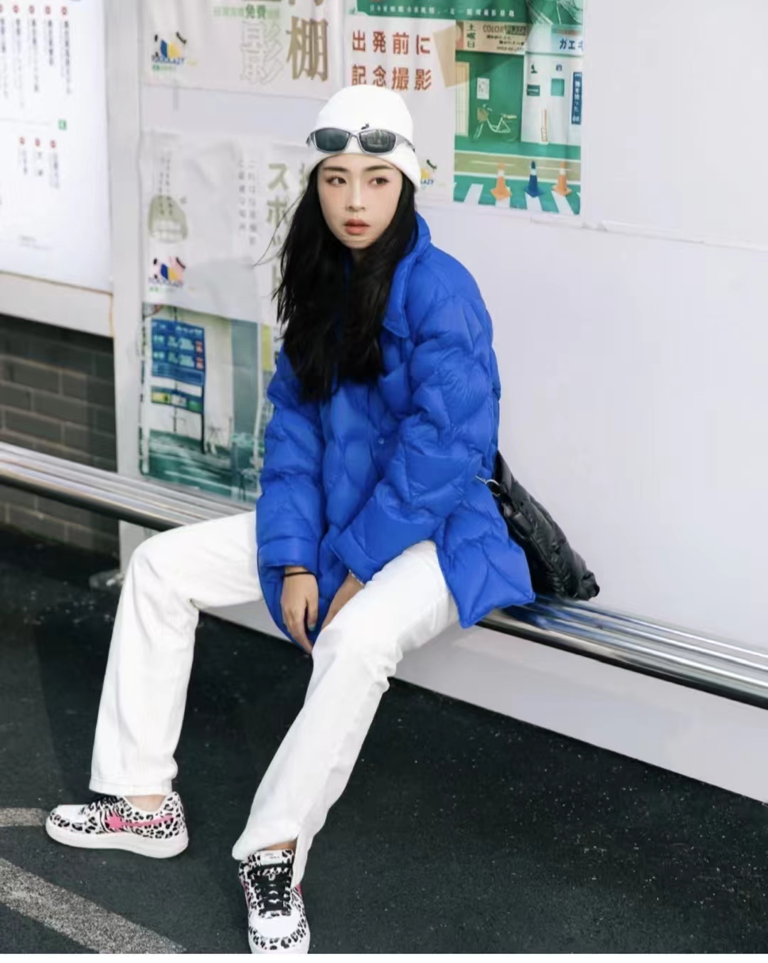 冬季穿什么颜色的羽绒服最百搭,流行的冬季羽绒服颜色搭配