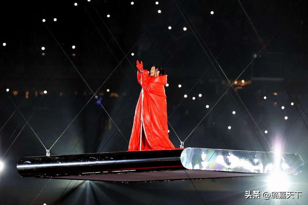 蕾哈娜在超级碗半场表演中揭开怀孕的面纱