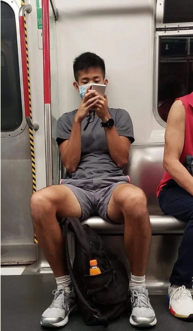 网友在路上拍到高中生,网友拍下地铁上一幕