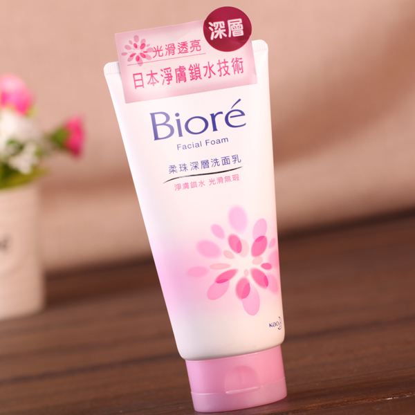 脸部清洁美白清爽洗面奶,让皮肤越洗越光滑细腻的洗面奶