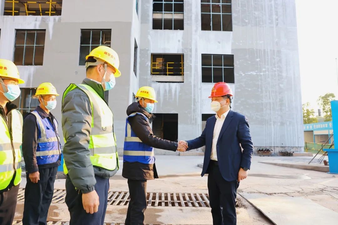 县长看望慰问坚守岗位劳动者,付旭明调研白沙洲街道