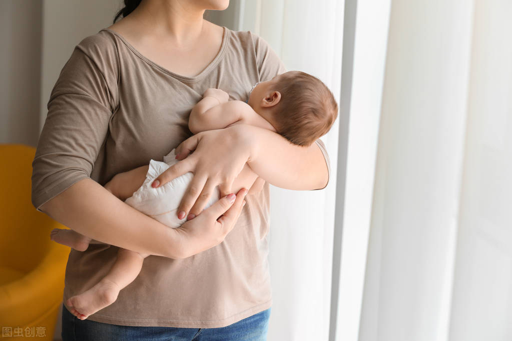 宝宝抱着睡放下醒有什么办法,宝宝入睡必须抱睡怎么办