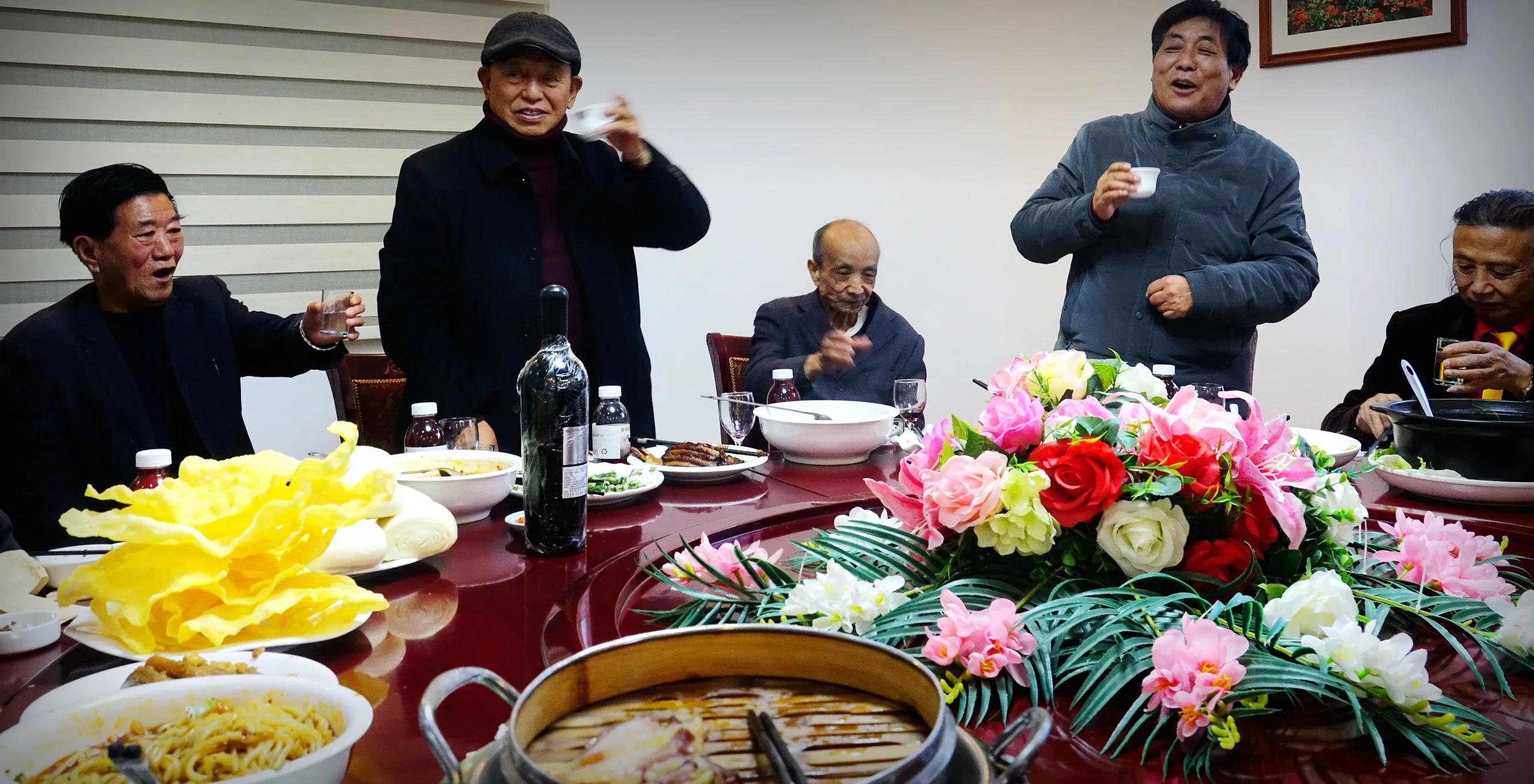 纪实：辞别三年疫情老友聚会祝贺教授新书文坛添花