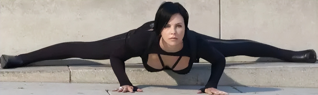 紧身制服别硬穿,曲线差异很明显,有的飒爽,有的是来搞笑的吧