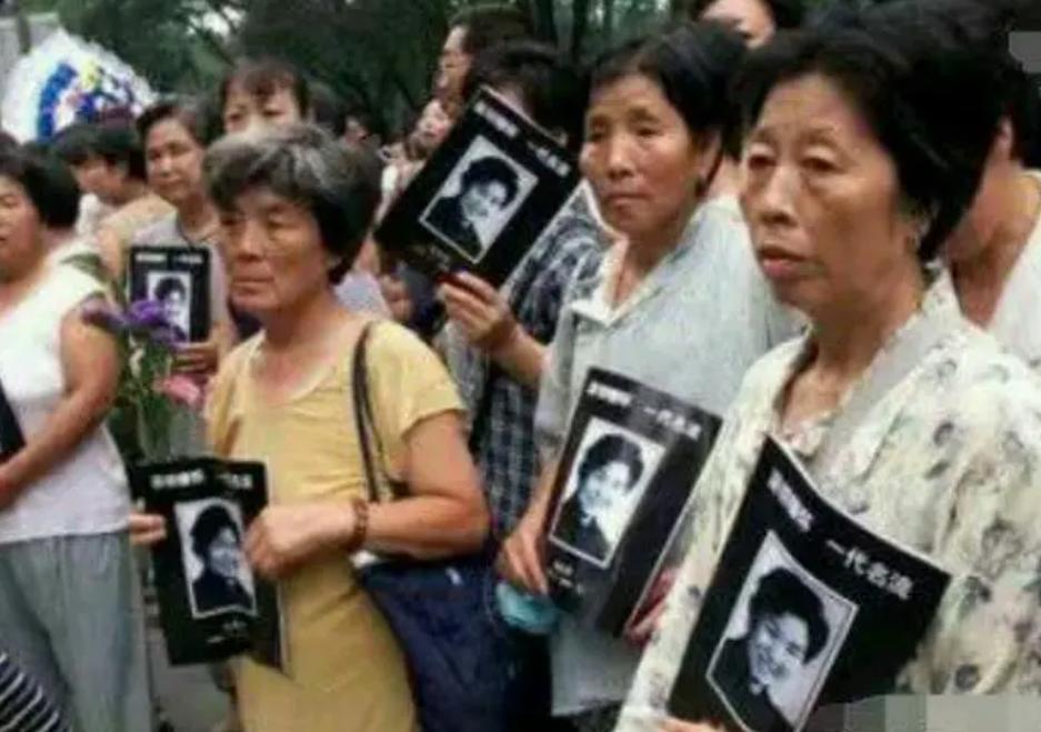 刘嘉玲遭绑架，王志文险被封杀，2000年的娱乐圈一瓜接一瓜！