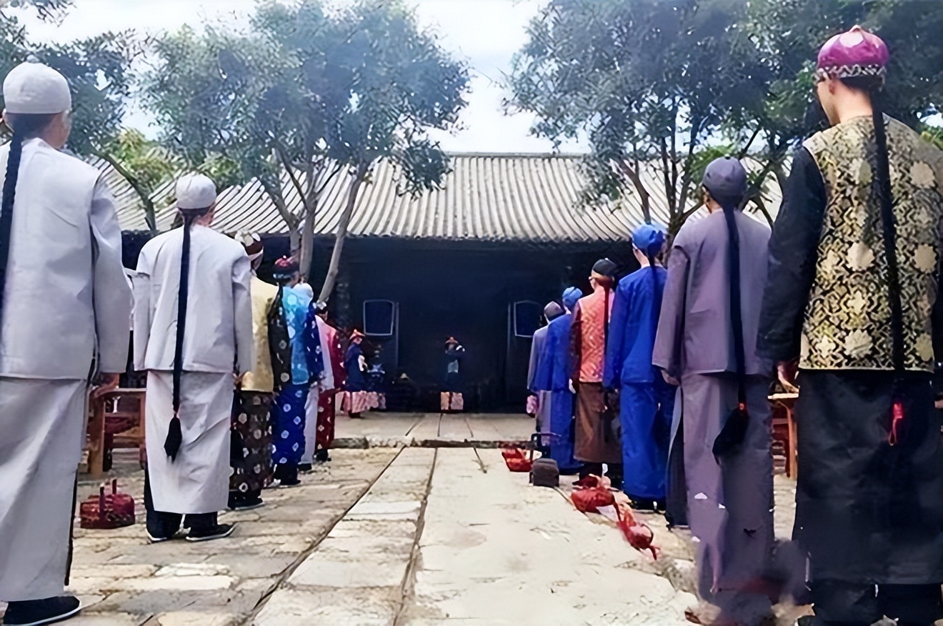 乾隆化名去算命,乾隆下江南神算子给皇帝算命